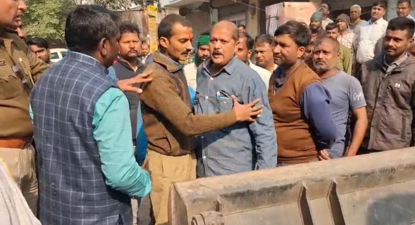 बुलडोजर कार्रवाई का लोगों ने किया विरोध