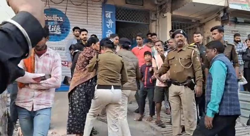 बुलडोजर कार्रवाई का लोगों ने किया विरोध
