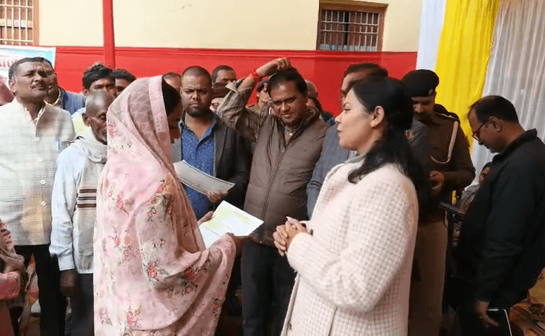 जनवितरण, आंगनबाड़ी और स्कूल का जिलाधिकारी वैशाली, वर्षा सिंह ने किया निरीक्षण