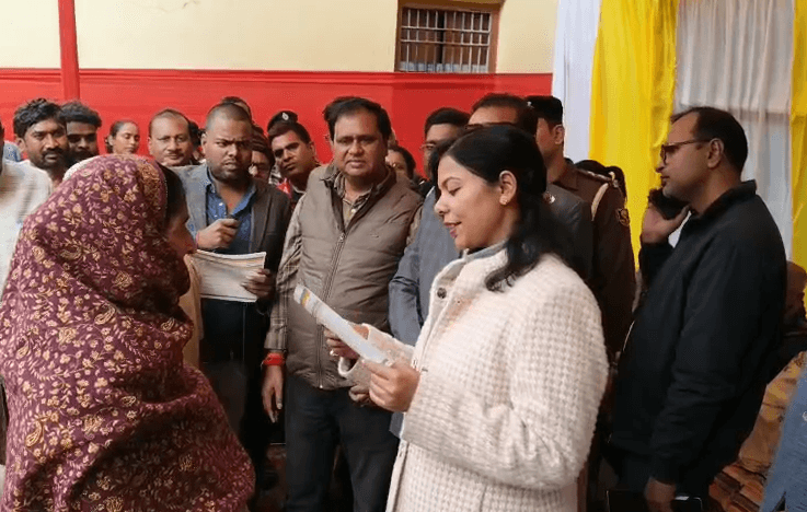 जनवितरण, आंगनबाड़ी और स्कूल का जिलाधिकारी वैशाली, वर्षा सिंह ने किया निरीक्षण