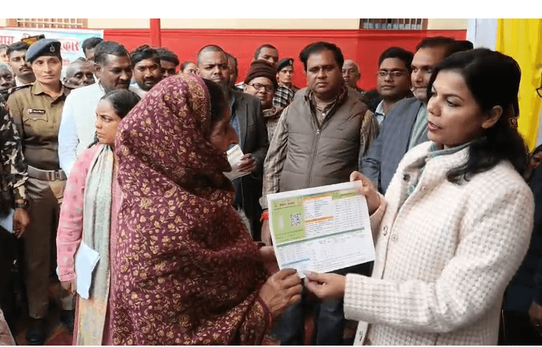 जनवितरण, आंगनबाड़ी और स्कूल का जिलाधिकारी वैशाली, वर्षा सिंह ने किया निरीक्षण