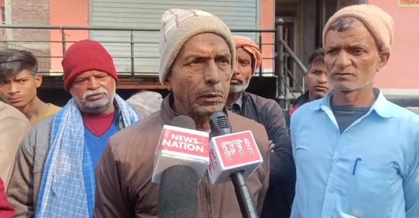 आग में तीन बाइक और चार कारें जलकर हुए राख
