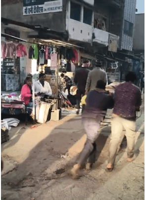 परिजन शव ठेला पर ले जाने को हुए मजबूर