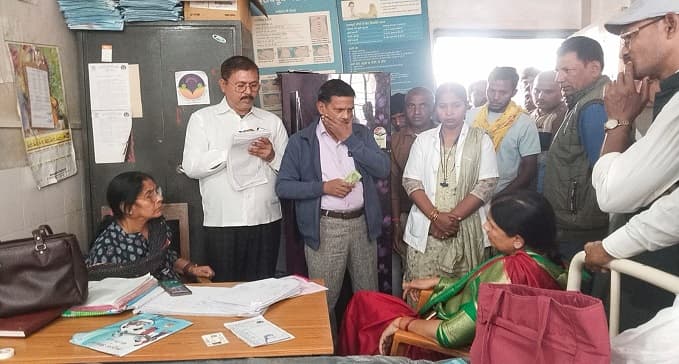 इलाज में बरती कोताही और मरीज की हो गई मौत, परिजनों ने किया बवाल, विधायक ने की जांच की मांग