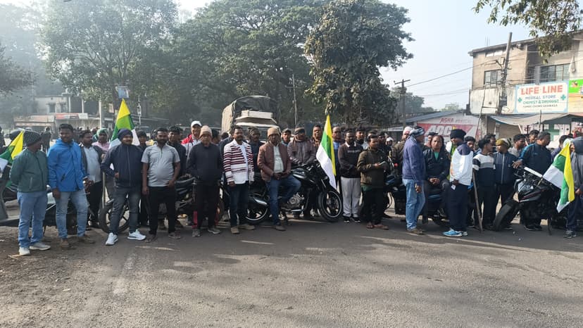नो एंट्री में छूट पर विरोध, सड़क जाम से वाहनों की लंबी कतारें