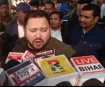 पटना पहुंचते ही नीतीश सरकार पर बरसे तेजस्वी यादव, डिप्टी सीएम विजय कुमार सिन्हा पर किया तीखा प्रहार, महाकुंभ की घटना पर जताया खेल