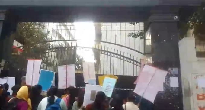 16 सूत्री मांग को लेकर आइसा ने निकाला मार्च, अनिश्चितकालीन घेराबंदी के दौरान सभा का हुआ आयोजन