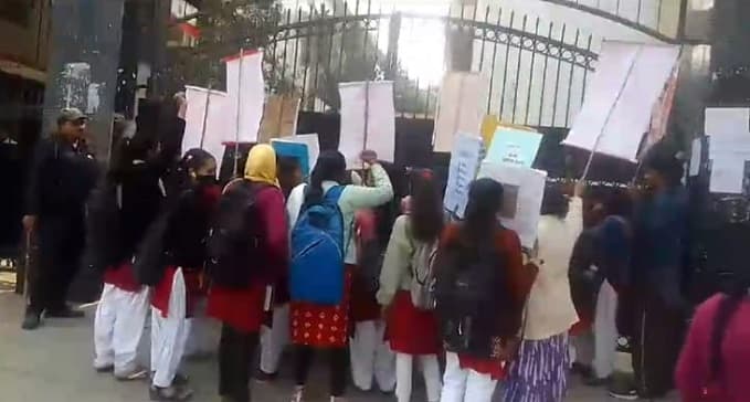 16 सूत्री मांग को लेकर आइसा ने निकाला मार्च, अनिश्चितकालीन घेराबंदी के दौरान सभा का हुआ आयोजन