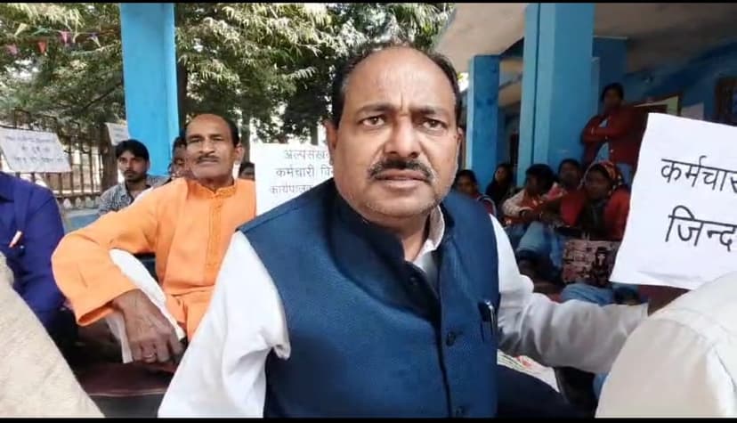 आदित्यपुर में पेयजल एवं स्वच्छता विभाग के कर्मचारी प्रदर्शन जारी, मांगे पूरी नहीं होने तक अनिश्चितकालीन धरना