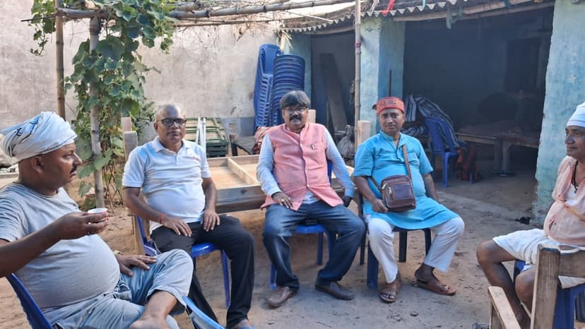 डॉ. विभय कुमार झा ने बाबुबरही विधानसभा क्षेत्र का किया दौरा, लोगों से की मुलाकात और योजनाओं पर चर्चा