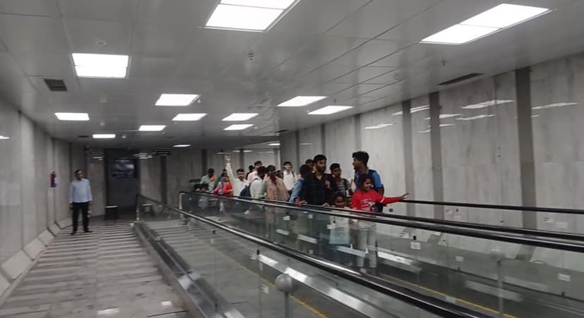 छत से टपकता पानी बना सवालिया निशान