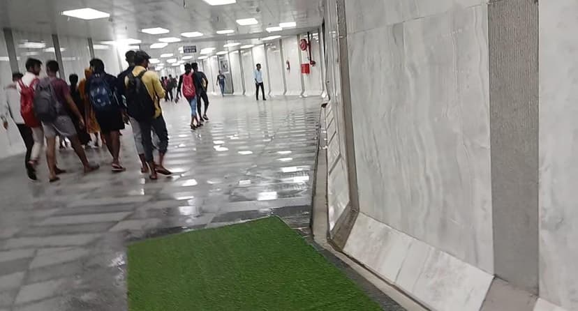 छत से टपकता पानी बना सवालिया निशान