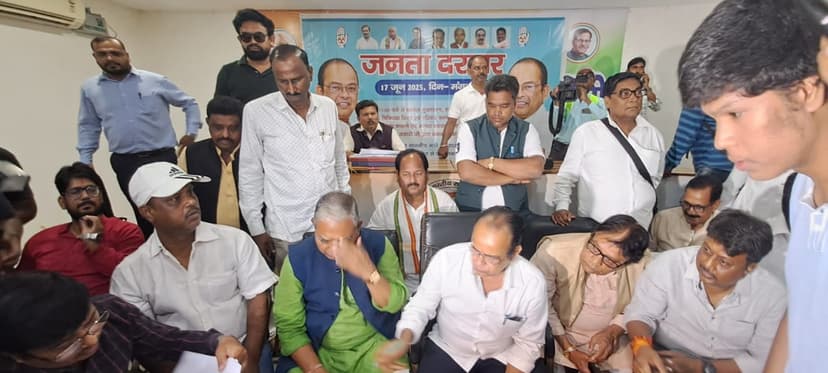 जनता दरबार में पोस्टर पर कांग्रेस नेताओं की तस्वीरें ब्लर, कांग्रेस कार्यालय में उठे सवाल