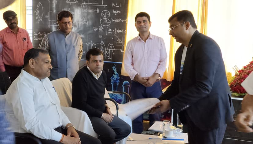 पूर्णिया दौरे पर बिहार के मुख्य सचिव, "पूर्णिया लाइव क्लासेज" के शिक्षकों से की मुलाकात, जमकर की सराहना