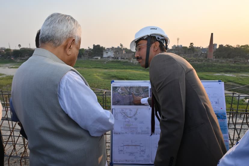 कंगन घाट से दीदारगंज तक निर्माणाधीन पुल का किया निरीक्षण, जल्द पूरा करने का दिया निर्देश