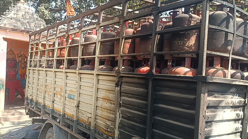 नवादा में गैस सिलेंडर लोडेड ट्रक में लगी आग, धू-धू कर जला ट्रक, मची अफरा-तफरी