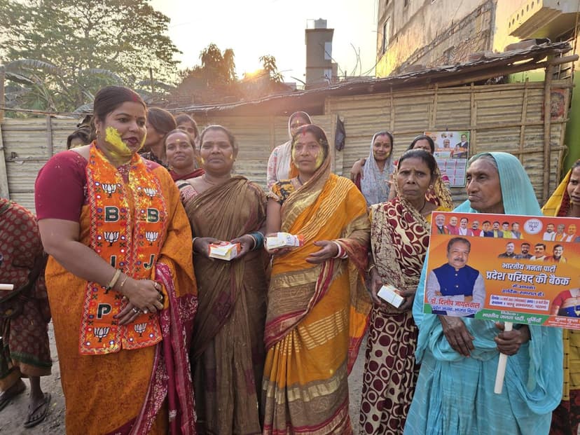 भाजपा नेता नूतन गुप्ता ने झुग्गी-बस्ती की महिलाओं और बच्चों संग खेली होली, लगाया अबीर-गुलाल, बांटी खुशियां