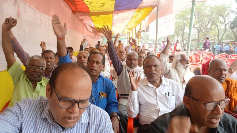 वित्त रहित शिक्षक और शिक्षकेत्तर कर्मचारियों ने सरकार के खिलाफ मोर्चा, लंबित अनुदान और वेतनमान की कर रहे मांग