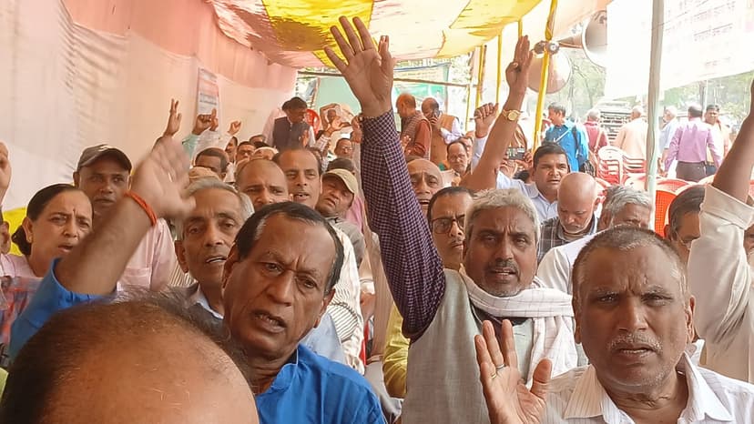 वित्त रहित शिक्षक और शिक्षकेत्तर कर्मचारियों ने सरकार के खिलाफ मोर्चा, लंबित अनुदान और वेतनमान की कर रहे मांग
