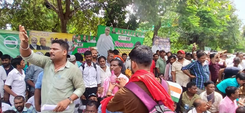 परिचारी संघ के हजारों कर्मचारियों ने JDU कार्यालय के बाहर किया विरोध प्रदर्शन