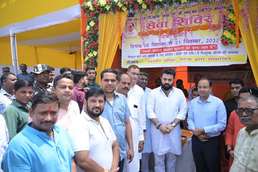आचार्य किशोर कुणाल की स्मृति में महावीर मंदिर की पहल, श्रद्धालुओं को दोनों वक्त प्रसाद स्वरूप भोजन