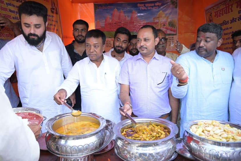आचार्य किशोर कुणाल की स्मृति में महावीर मंदिर की पहल, श्रद्धालुओं को दोनों वक्त प्रसाद स्वरूप भोजन