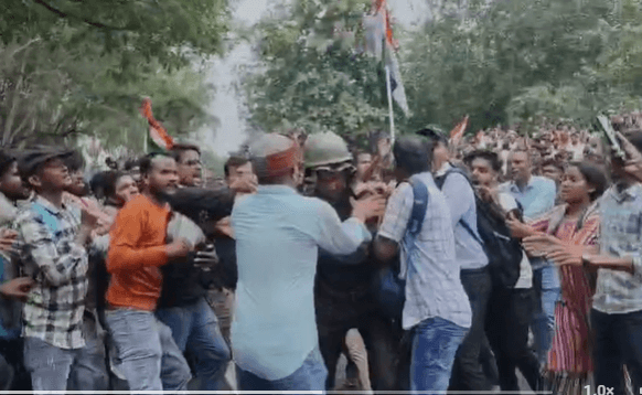 विधानसभा घेराव करने जा रहे प्रदर्शनकारियों पर लाठीचार्च,छात्रों की ओर से पथराव