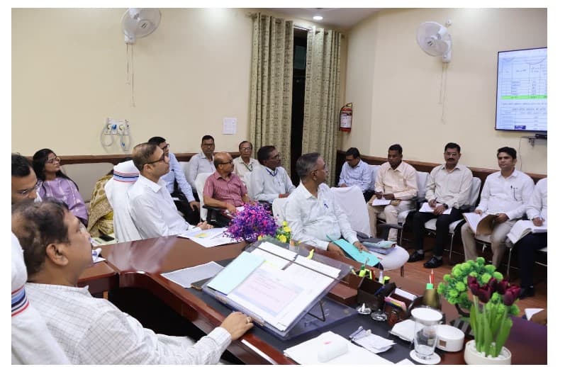 राजस्व मंत्री ने अधिकारियों से हर स्तर की अद्यतन रिपोर्ट लेकर काम में तेजी के दिए संकेत
