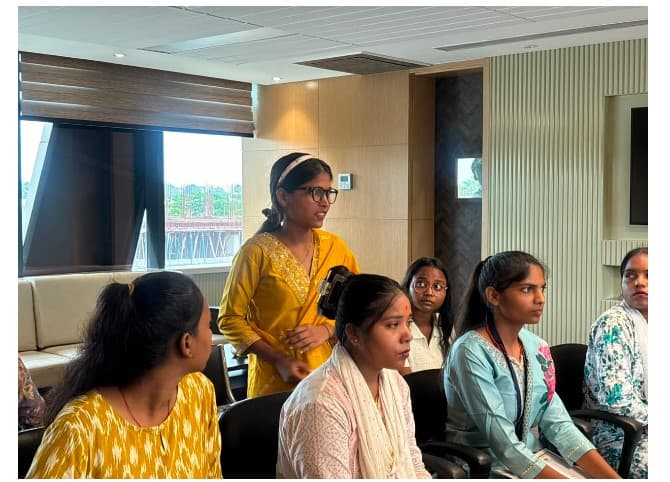 मुख्यमंत्री नारी शक्ति योजनान्तर्गत कौशल विकास प्रशिक्षण प्राप्त किशोरियों से प्रबंध निदेशक ने लिया फीडबैक
