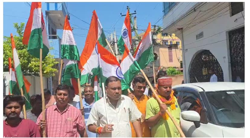 गया में भाजपा नेताओं ने निकाली तिरंगा यात्रा, शहीद भगत सिंह के मूर्ति पर किया माल्यार्पण