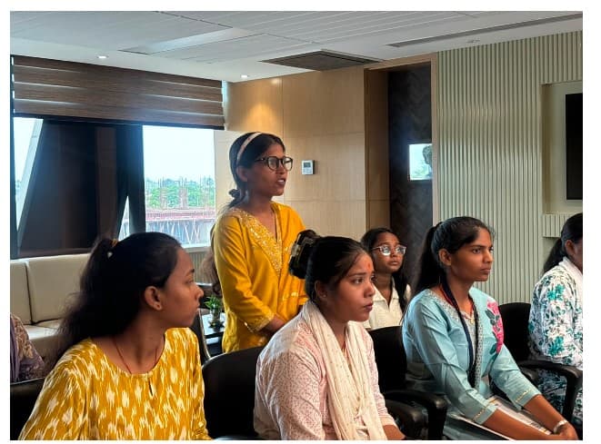मुख्यमंत्री नारी शक्ति योजनान्तर्गत कौशल विकास प्रशिक्षण प्राप्त किशोरियों से प्रबंध निदेशक ने लिया फीडबैक