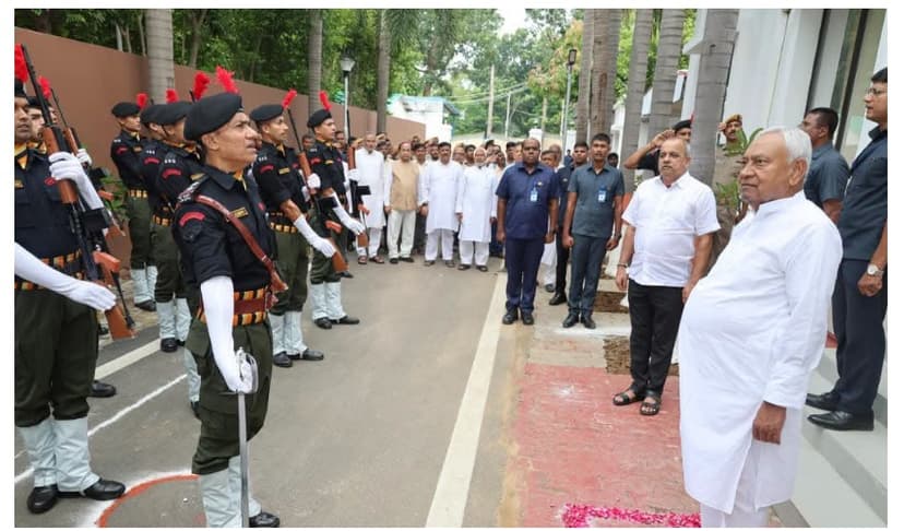 जदयू के राष्ट्रीय अध्यक्ष नीतीश कुमार ने 7, सर्कुलर रोड आवास पर फहराया तिरंगा, प्रदेशवासियों को दी शुभकामनाएं