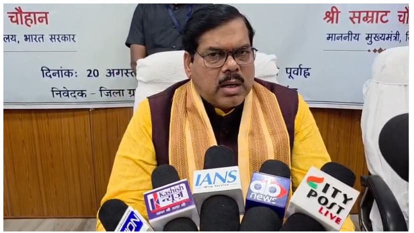 गोपालगंज में पीएम आवास योजना ग्रामीण के लाभुकों को शिक्षा मंत्री मिथिलेश तिवारी ने पक्के आवास की चाबी सौंपे