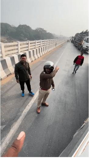 बक्सर गंगा सेतु पर बक्सर पुलिस से बदसलूकी और वीडियो वायरल करने वाला ट्रक चालक हुआ गिरफ्तार