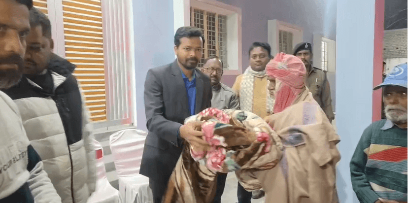 DM विशाल राज और रेड क्रॉस सोसाइटी के चेयरमैन इच्छित भारत के द्वारा कड़ाके की ठंड में सैकड़ों बुजुर्गों के बीच कंबल वितरण किया गया