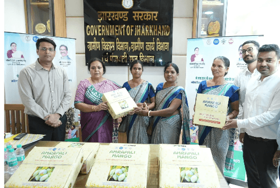 लूलू मॉल में बिक रहा महिला किसानों की मेहनत का उत्पाद