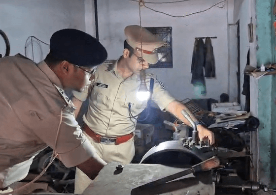 अवैध फैक्ट्री का भंडाफोड़,500 से अधिक निर्मित व अर्धनिर्मित कारतूस बरामद,मास्टरमाइंड गिरफ्तार