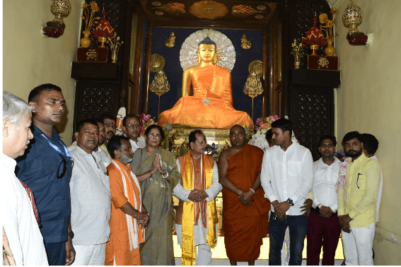 जन्मदिन पर की भगवान बुद्ध की विशेष पूजा-अर्चना