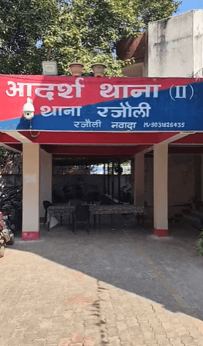 घरों के दरवाजे और दीवारें क्षतिग्रस्त