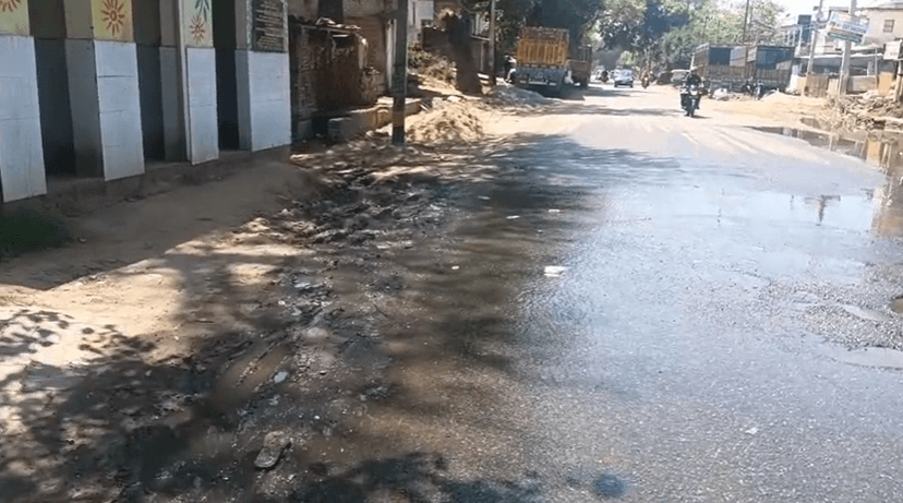 दुर्गंध के कारण घरों में रहना मुश्किल