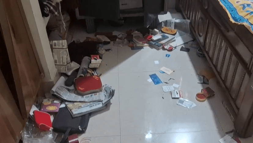 जांच में जुटी पुलिस, चोरों की तलाश जारी