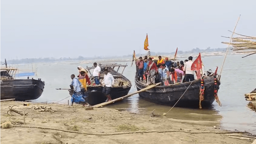 नाव-ट्रैक्टर से पहुंची टीम, 110 बच्चों का टीकाकरण