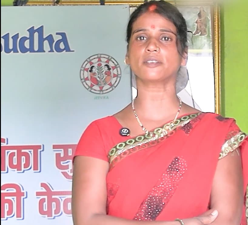 "पहले खेतों में काम करती थी, आज खुद का डेयरी केंद्र चला रही हूं"