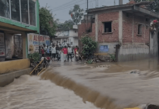 स्वर्णरेखा और खरकई नदी उफान पर,कई घरों में घुसा पानी,तटीय और निचले इलाकों में अलर्ट