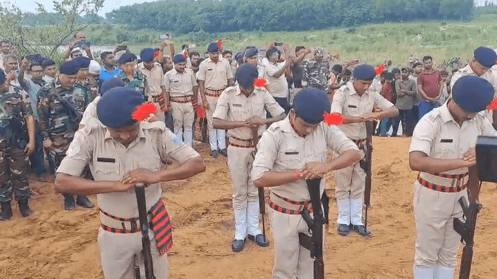 राजकीय सम्मान के साथ हुआ अंतिम संस्कार,बेटे श्रेयश ने दी मुखाग्नि,नम आंखों से विदाई