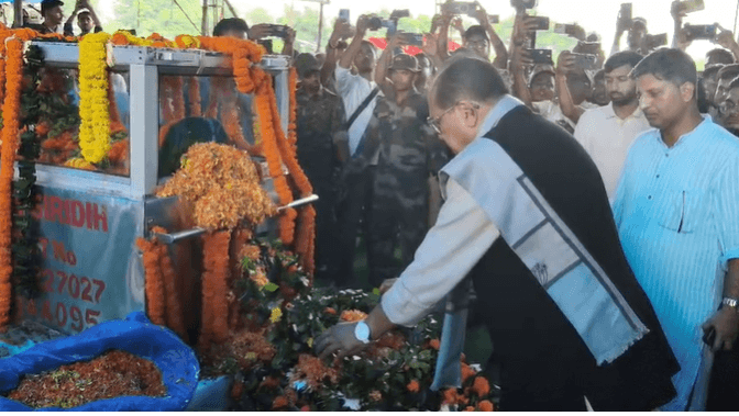 राज्यपाल संतोष गंगवार ने की श्रद्धा सुमन अर्पित,अंतिम संस्कार में शामिल होने पहुंचे सीएम हेमंत और कल्पना सोरेन