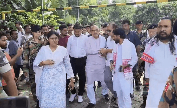 आवासीय परिसर में मंत्री सुदिव्य कुमार सोनू को नेताओं ने नम आंखों से दी श्रद्धांजलि
