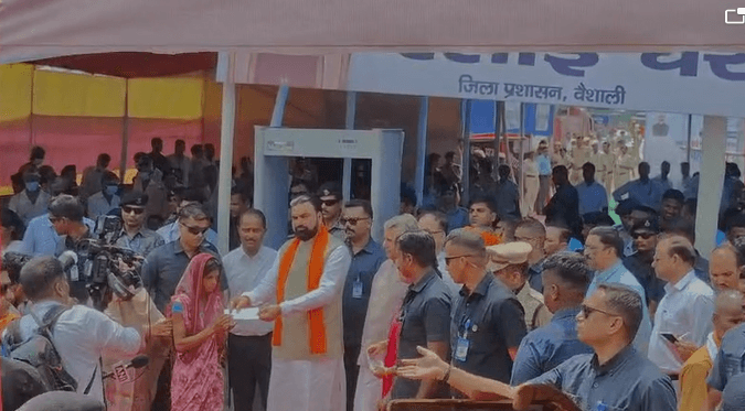 बाढ़ पीड़ित परिवारों से की मुलाकात,मृतकों के आश्रितों के बीच 4 लाख का चेक वितरण